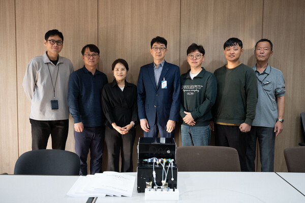 (왼쪽부터) 조은하 한국원자력연구원 방사성의약품지원센터장, 이유황 연구기술원, 정유미 책임기술원, 김종민 한가람경영혁신연구소 대표, 방사성의약품지원센터 박기환 연구기술원, 이재원 연구기술원, 박영욱 선임연구기술원