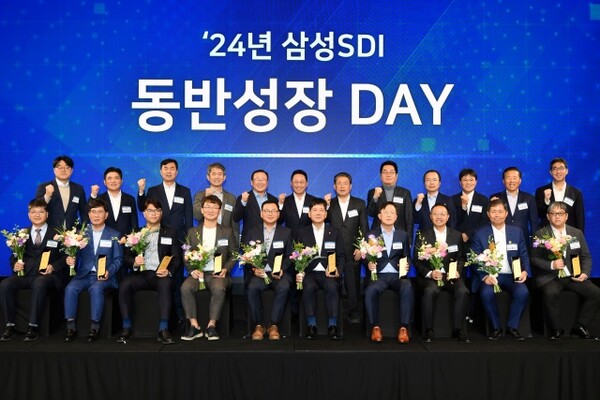 ‘2024년 삼성SDI 동반성장 DAY’에서 최윤호 삼성SDI 대표이사 사장과 베스트 파트너사에 선정된 파트너사 대표들이 기념사진을 촬영하고 있다. 
