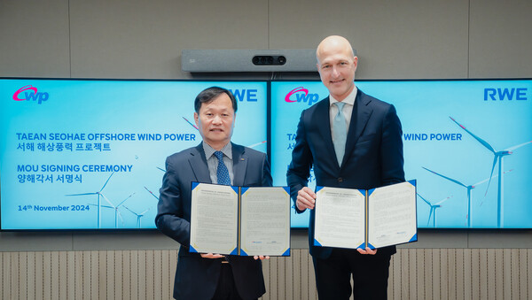 (왼쪽부터) 이정복 서부발전 사장과 스벤 우터몰렌(Sven Utermöhlen) 라인베스트팔렌 전력 오프쇼어 윈드 사장