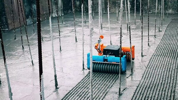 포스코이앤씨가 ㈜아이티원과 공동 개발한 콘크리트 시공이음부 요철생성 로봇