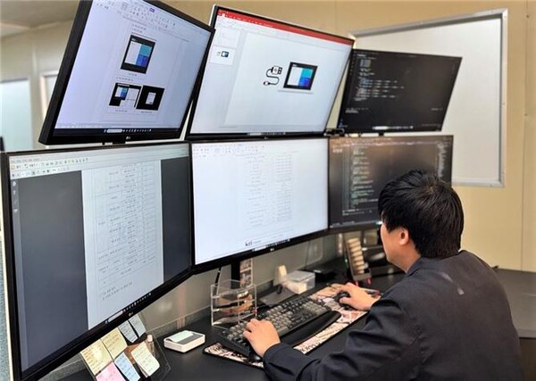 한국산업기술시험원(KTL) 관계자가 장비를 활용해 정보보호제품 기능시험 및 보안점검을 수행하고 있다.