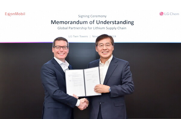 (왼쪽부터) 엑슨모빌 저탄소솔루션 댄 암만(Dan Ammann) 대표와 LG화학 신학철 부회장