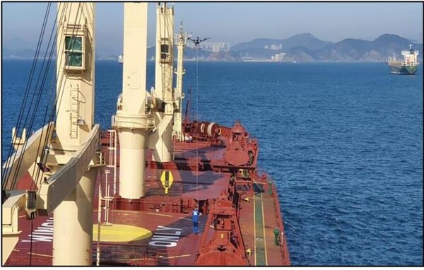 묘박지 선박 배송 장면