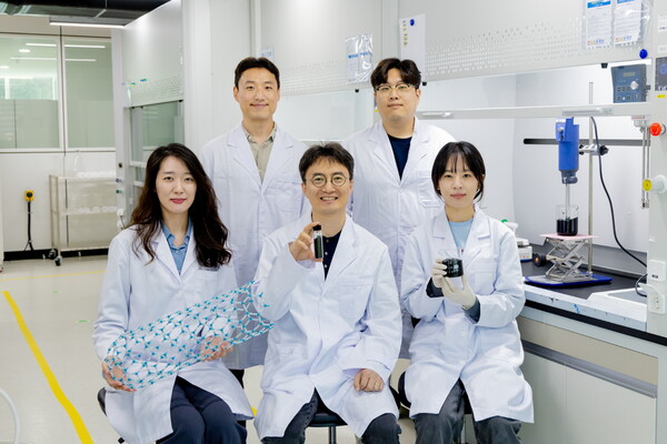 KERI 한중탁 박사(앞줄 가운데)를 비롯한 연구팀이 탄소나노튜브를 파우더 형태로 만들어 손쉽게 분산하는 기술을 개발했다.