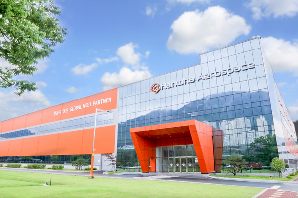 한화에어로스페이스가 최초 국산 전투기인 KF-21에 국내 독자 기술로 개발한 APU 등 핵심 구성품을 공급한다.