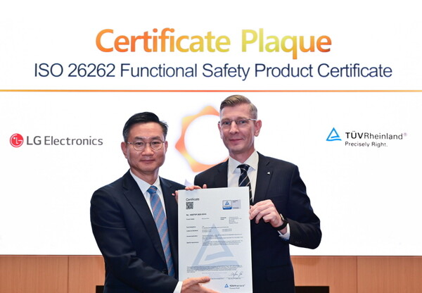 (왼쪽부터) LG전자 김진경 SoC센터장과 TUV 라인란드 코리아 프랭크 주트너(Frank Juettner) 대표