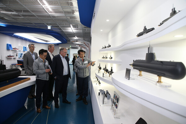 데이비드 락우드 밥콕 총괄 회장 일행이 한화오션 거제사업장을 방문해 한화오션 정승균 특수선해외사업단장으로부터 장보고-III 잠수함 개발 배경에 관한 설명을 듣고 있다.