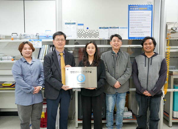 한국전기연구원(KERI) 김남균 원장(왼쪽 두 번째)과 최혜경 박사가 광전실험실에서 ‘안전관리 우수연구실’ 인증서를 들고 기념사진을 찍고 있다.