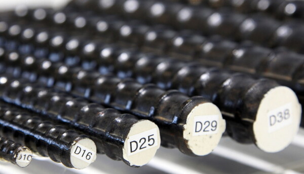 현대제철의 철근 및 형강은 같은 전기로 방식으로 생산된 자재 중에서도 한층 낮은 수준의 탄소배출량을 지니고 있다.