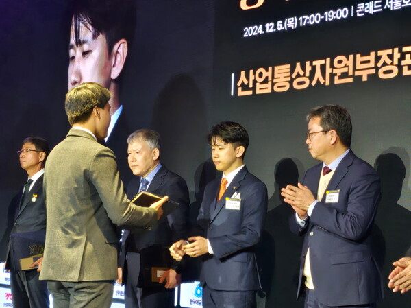 한화정밀기계 오지한 책임연구원(오른쪽 두 번째)이 산업통상자원부장관 표창을 수여받고 있다.