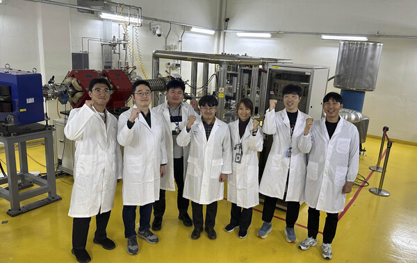 입자빔 이용 반도체 성능 향상 연구에 참여한 주요 연구진. (왼쪽부터) 한국원자력연구원 입자빔이용연구부 서준혁 연구생, 전기완 박사후연수생, 석재권 선임연구원, 박준규 책임연구원, 김유미 선임연구원, 하준목 선임연구원, 양인목 선임기술원