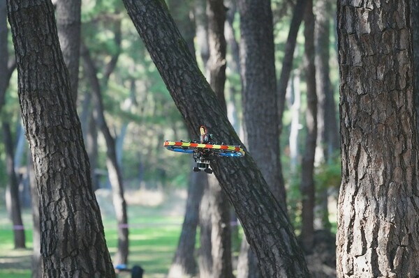 한국전자통신연구원(ETRI)이 숲속, 계곡 등 신속한 수색이 어려운 복잡한 환경에서 드론의 자율비행으로 실종자 수색이 가능한 기술 개발에 성공했다.