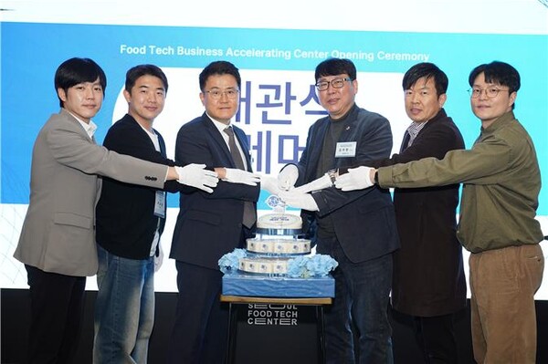 (왼쪽부터) 이동수 미래새대분야 명예시장, 청년기업 '그랜마찬' 구교일 대표, 김철희 미래청년기획관, 김지향 서울시의원, 청년쿡 자문위원 신철호, 청년기업 '이너프유' 임승혁 대표