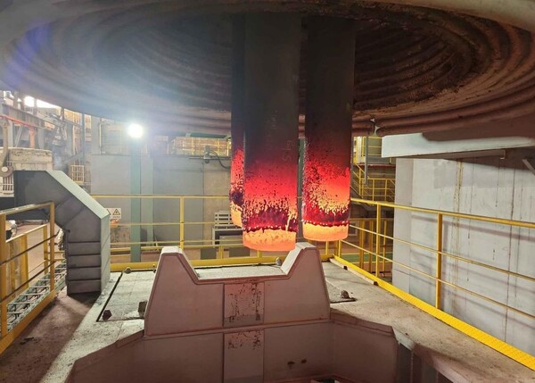 포스코퓨처엠이 제조기술을 국산화한 직경 300㎜의 UHP(Ultra High Power)급 전극봉