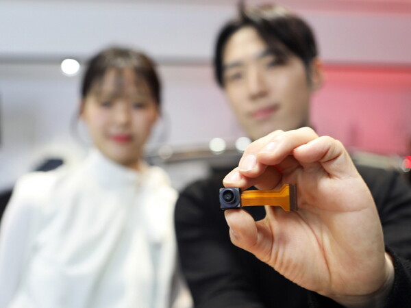 LG이노텍이 개발한 ‘고성능 인캐빈 카메라 모듈’은 차량 실내에 탑재되는 부품으로, 룸미러, 보조석 상단 등 다양한 위치에 장착 가능하다.