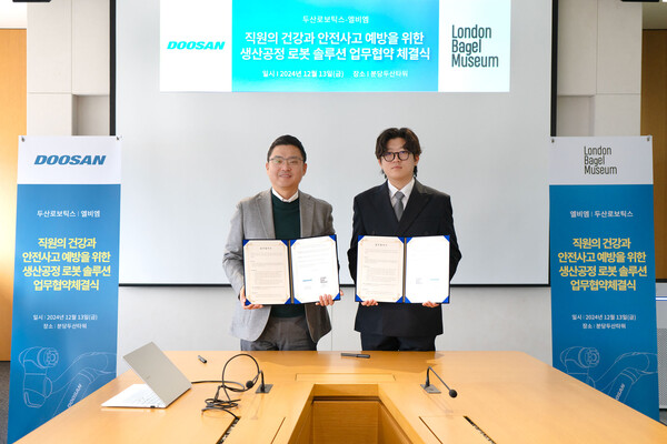 (왼쪽부터) 두산로보틱스 류정훈 대표와 엘비엠 강관구 대표