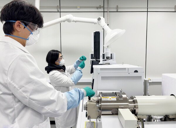 FITI시험연구원 연구원이 잔류성오염물질을 분석하고 있다.