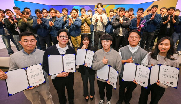 현대모비스가 매년 연말 개최하는 ‘엠필즈 페스타’에서는 연중 직원들이 제안한 수백개의 아이디어 가운데 우수 아이디어를 골라 현장 투표로 최우수작을 선정한다. 