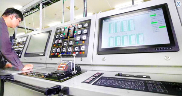 한화시스템 연구원이 통합기관제어체계(ECS)를 점검하고 있다.