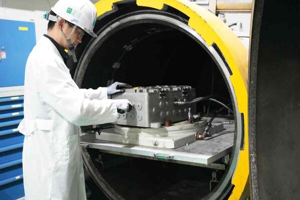 KTL 관계자가 방폭 관련 시험(폭발 챔버시험)을 수행하고 있다.