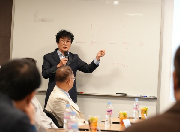 한국기초과학지원연구원 김양수 박사가 리튬이차전지 음극재 원천기술에 대해 설명하고 있다.