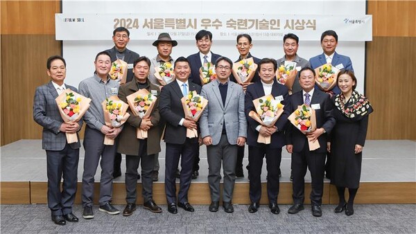 지난 12월 27일(금) 서소문1청사에서 열린 '2024 서울시 우수 숙련기술인 시상식'에서 우수 숙련기술인으로 선정된 기술장인들이 시 관계자들과 기념촬영하고 있다.