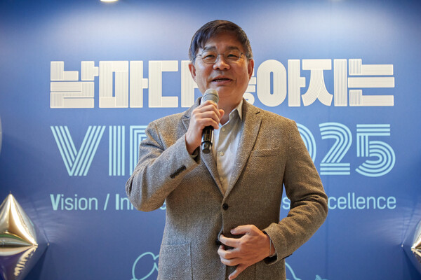 SK케미칼 안재현 사장이 신년행사에서 2025년 경영전략을 발표하고 있다.