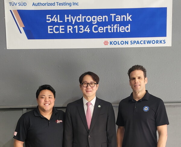 코오롱스페이스웍스가 모빌리티 부품·소재 분야로 사업영역을 확대해 경쟁력을 높이고 글로벌 시장 공략에 나선다. (사진 가운데) 안상현 코오롱스페이스웍스 대표