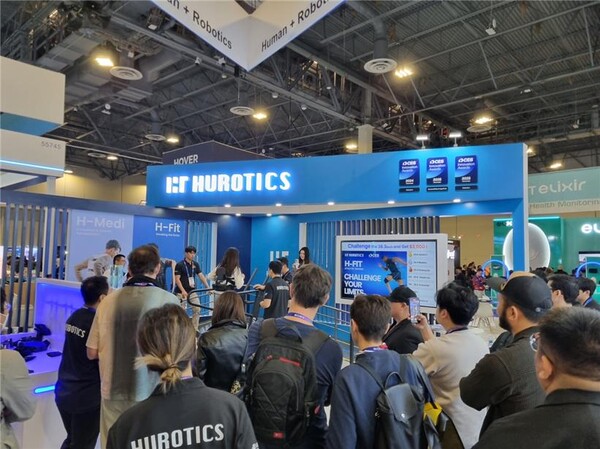 1월 7일부터 미국 라스베이거스에서 열린 CES 2025에서 서울시 캠퍼스타운 성장기업 휴로틱스(중앙대)가 자체 부스에서 제품 홍보를 하고 있다.