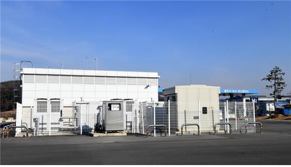 연구진이 개발한 ‘수소연료 품질 실시간 모니터링 장비’를 실증하고 있는 충주시 수소 버스 충전소