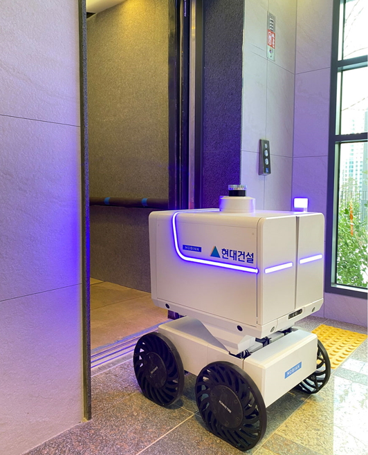 현대건설이 국내 건설사 최초로 자율주행 로봇 배송 서비스를 상용화하며 로봇 친화형 미래 주거단지 조성에 본격 나선다.
