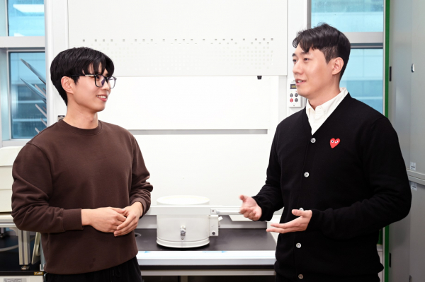 (오른쪽부터) 재료연구원 마호진 선임연구원와 신유빈 석사과정 학생연구원