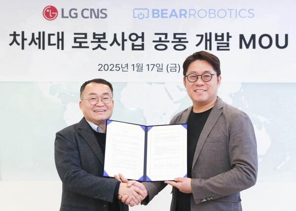 (왼쪽부터) LG CNS 스마트물류&시티사업부장 이준호 상무와 베어로보틱스 하정우 대표