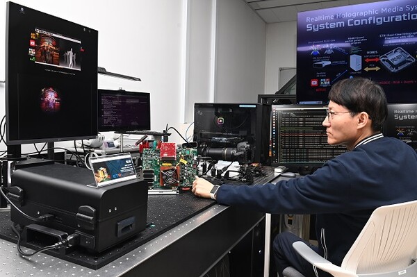 한국전자통신연구원(ETRI)이 2차원 동영상을 실시간 3차원 홀로그램으로 만드는 디지털 홀로그래피 프로세서를 개발해냈다.