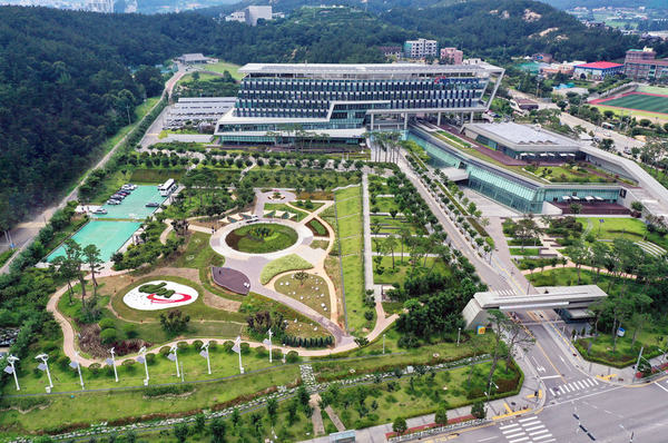 한국서부발전은 아랍에미리트 두바이에 사무소를 열고 중동 친환경에너지 시장 개척에 속도를 낸다.