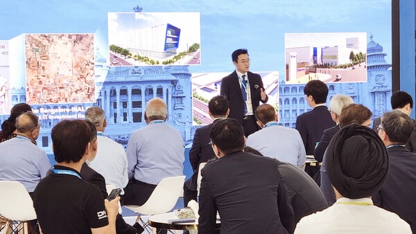 DN솔루션즈인디아 김영삼 법인장이 지난 23일 인도 벵갈루루 컨벤션센터(BIEC)에서 인도 신공장 및 R&D센터 입지를 소개하고 있다.