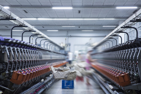 탄소 다배출 노후설비 교체를 희망하는 섬유기업에 정부가 최대 1억 원의 전환자금을 지원한다.
