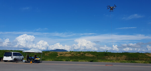 한국전자통신연구원(ETRI)이 화재나 재난, 전쟁 등 이동통신 인프라가 부족한 지역이나 붕괴 지역에 빠르게 공중에서 임시로 이동통신 네트워크를 구축할 수 있는 기술을 개발했다.