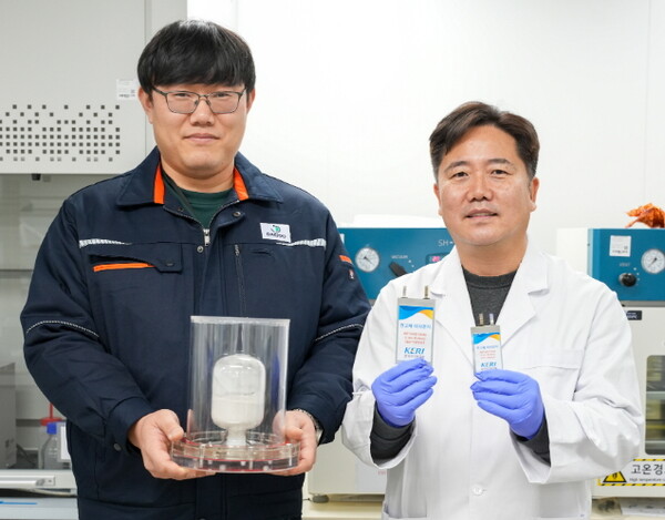 KERI 하윤철 박사(오른쪽) 팀이 '업그레이드형 공침법'을 통해 전고체전지용 고체전해질을 더 빠르고, 품질 좋게 만드는 데 성공했다.