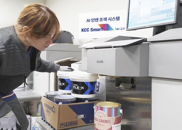 ‘KCC Smart 2.0’을 도입한 KCC 대리점은 타 브랜드를 포함 전 세계 모든 페인트 색상을 비롯해 소비자가 원하는 어떠한 색상도 5~10분 만에 구현할 수 있는 초격차 역량을 확보하게 됐다.