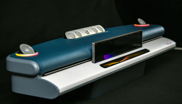 현대모비스가 위아래로 움직이는 가변형 디스플레이 시스템에 연동해 회전하는 ‘무빙 스피커’ 기술을 개발했다.