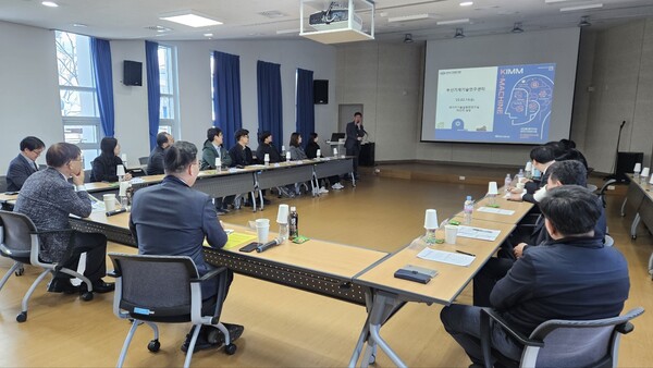 기계연 부산기계기술연구센터에 한국광기술원 신용진 원장 일행이 방문하여 연구 협력 방안을 논의하고 있다.