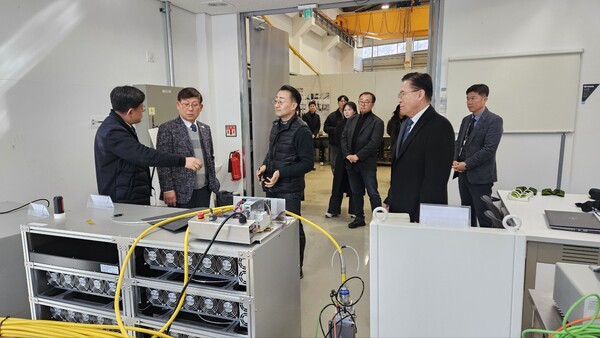 기계연 부산센터 연구현장에서 연구자의 설명을 듣고 있다.