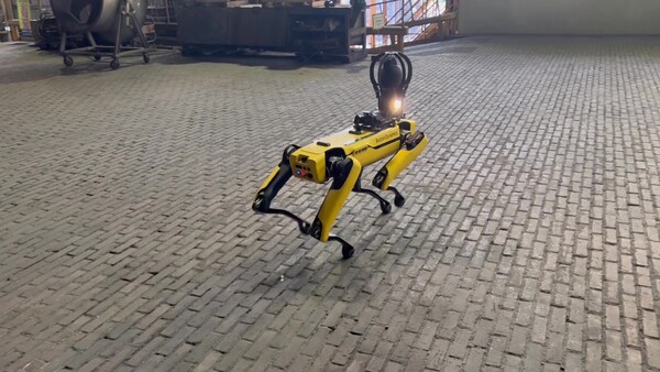 4족 보행 로봇이 광양제철소 1고로에서 설비를 자율 점검하는 모습