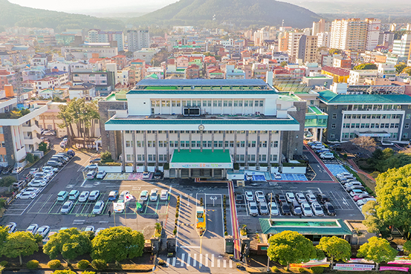 제주도가 우주산업, 빅데이터 등 신성장산업 분야 기업에서 청년 등의 인재를 정규직으로 채용하면 최대 월 220만 원을 지원한다.