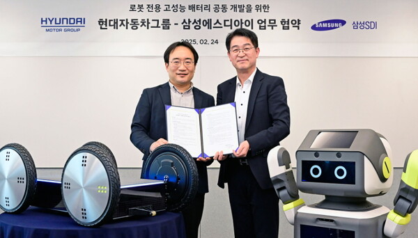 (왼쪽부터) 현대차·기아 로보틱스랩장 현동진 상무와 삼성SDI 소형사업부 전략마케팅팀장 조한제 부사장
