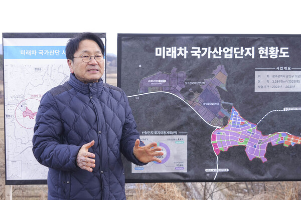 강기정 광주광역시장이 지난 23일 광산구 미래차 국가산단에 방문해 현장을 둘러보고 추진상황을 점검하고 있다.