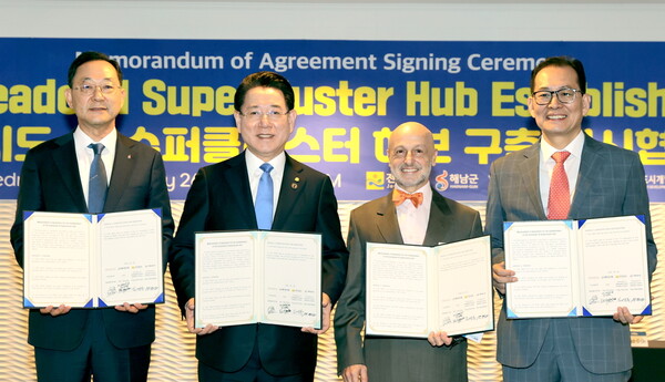 미국을 순방 중인 김영록 전남도지사(왼쪽 두 번째)가 지난 26일(현지시간) 샌프란시스코 하얏트 호텔에서 퍼힐스(FIR HILLS), 서남해안기업도시개발, 해남군과 ‘솔라시도 AI 슈퍼클러스터 구축’ 업무협약을 하고 있다.