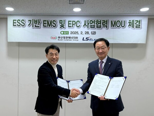 (왼쪽부터) 박재덕 부산정관에너지 대표이사와 박우범 LS일렉트릭 K-신전력사업본부장