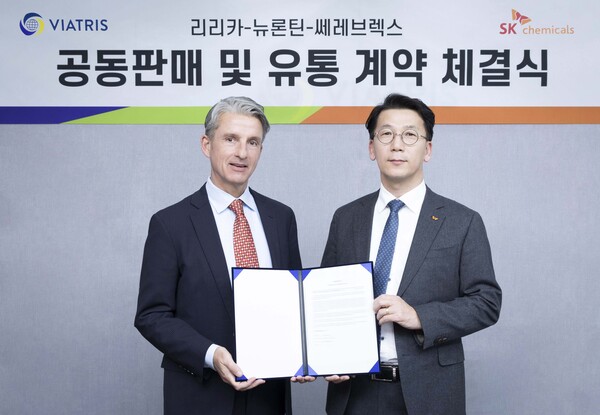 (오른쪽부터) SK케미칼 박현선 Pharma 사업대표와 비아트리스 코리아 빌 슈스터 대표이사